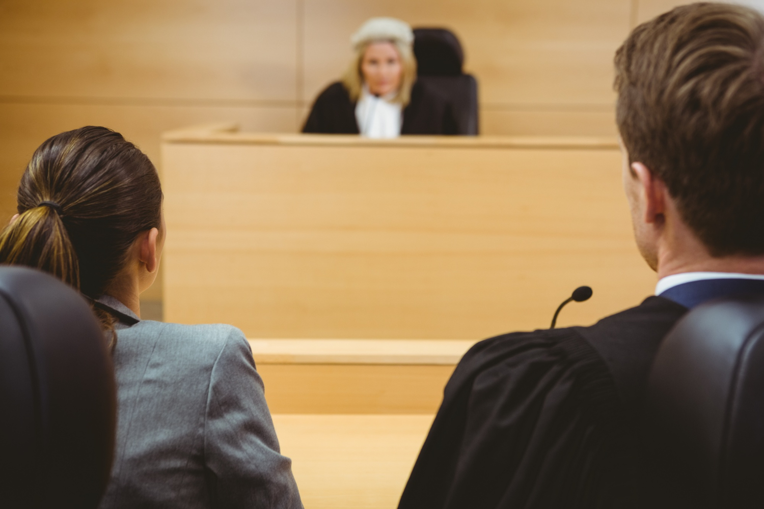 Juge parlant à un avocat pour prendre une décision dans une cour de Justice.