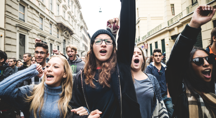 Jeunes étudiants qui manifestent dans une ville.