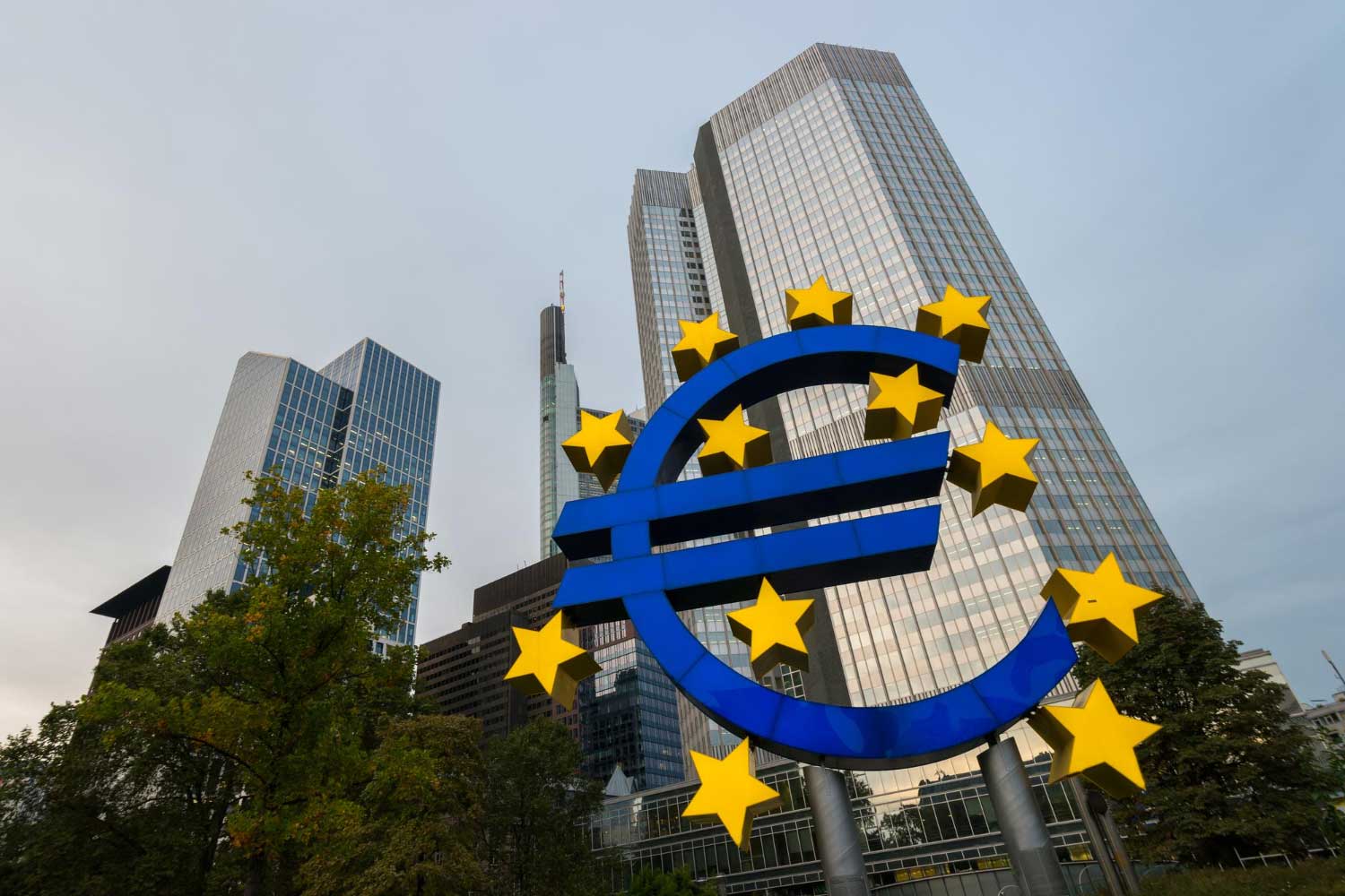 Signe de l'euro devant des bâtiments.