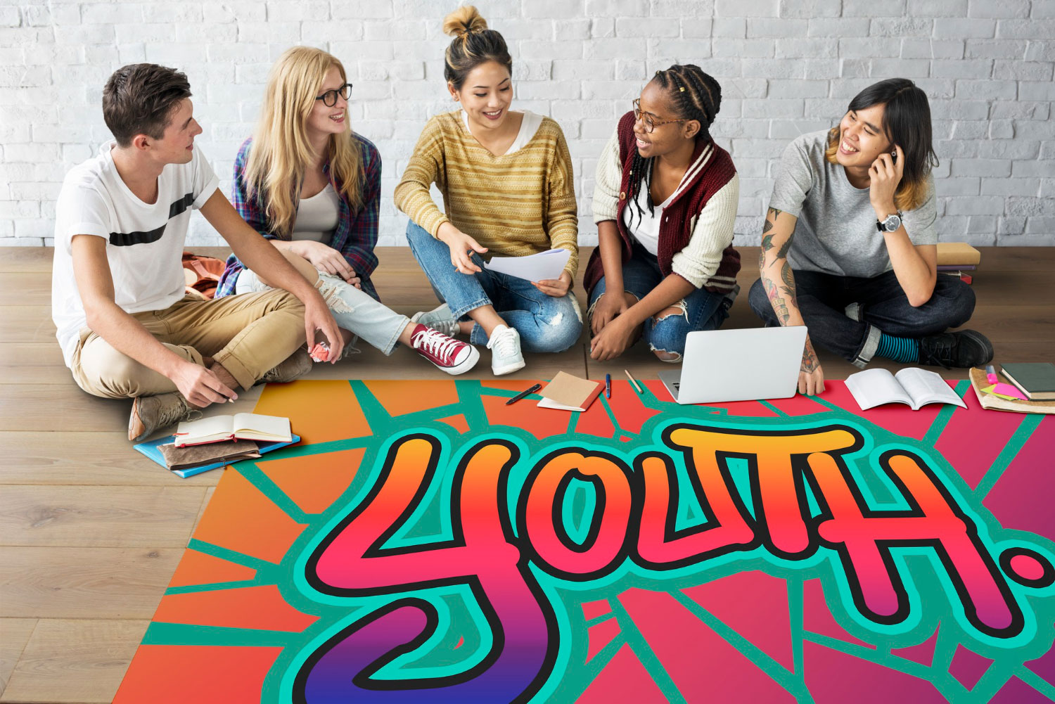 Groupe de jeunes discutant autour du mot tagué jeunesse inscrit sur une toile.