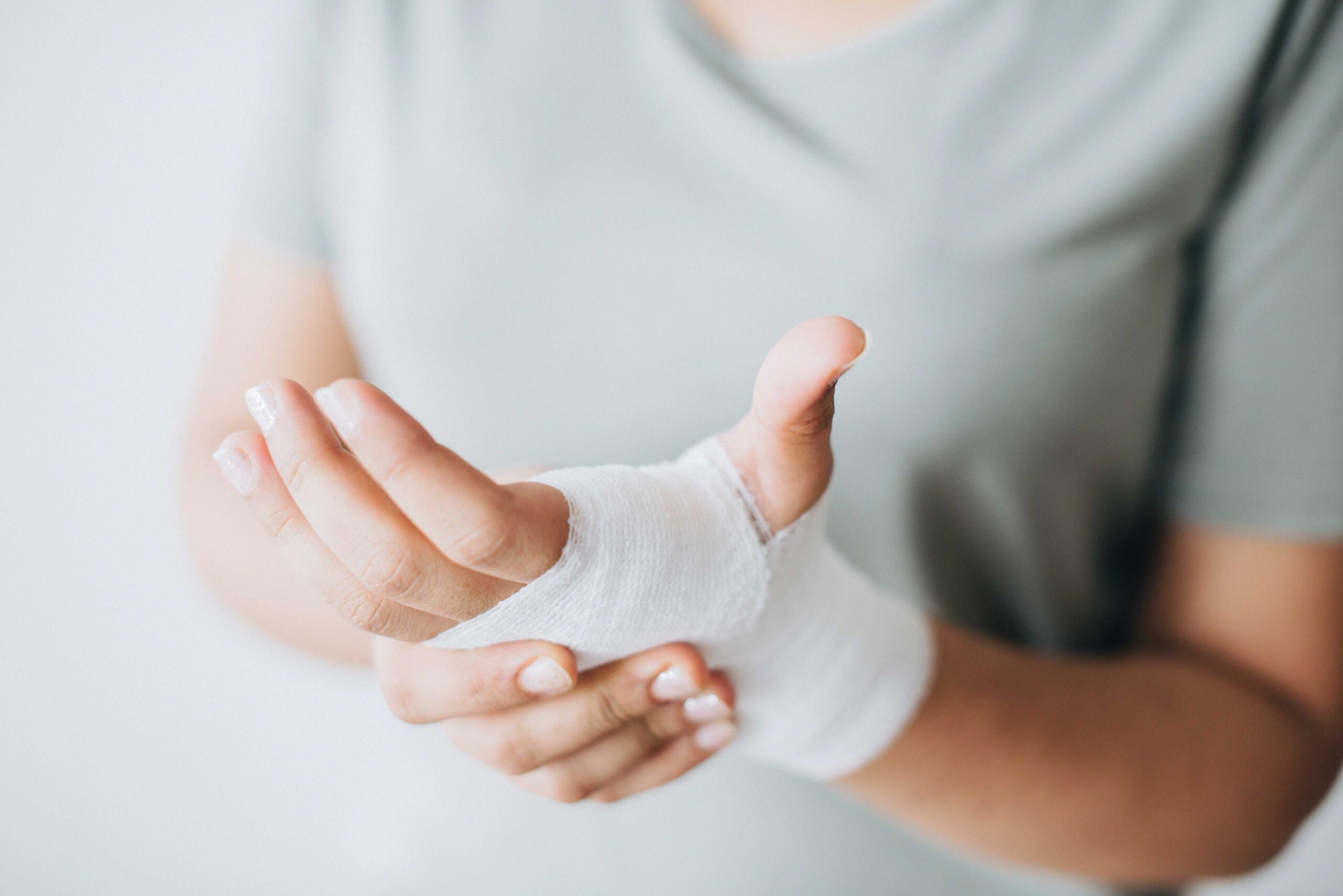 Une femme avec un bandage à la main.