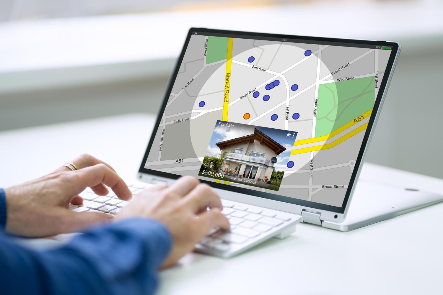 Homme recherchant une maison avec un GPS localisation en ligne.