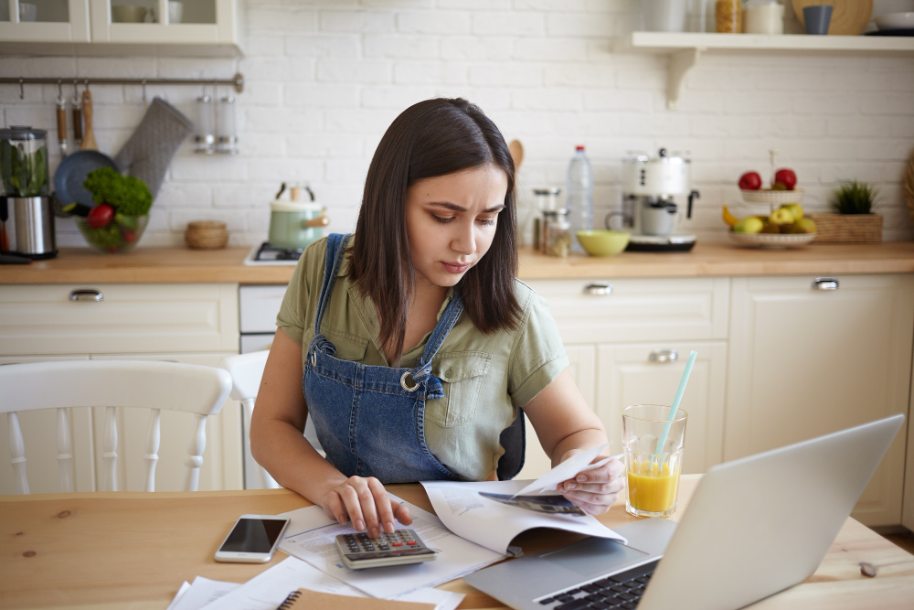 Jeune femme faisant ses comptes.