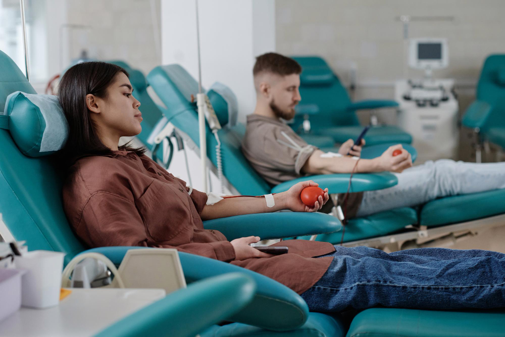 Jeunes donneurs de sang  détendus dans une salle d'hôpital.