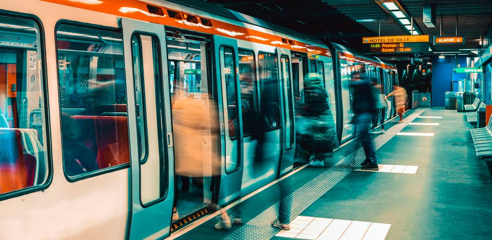 Des personnes montant dans un métro.