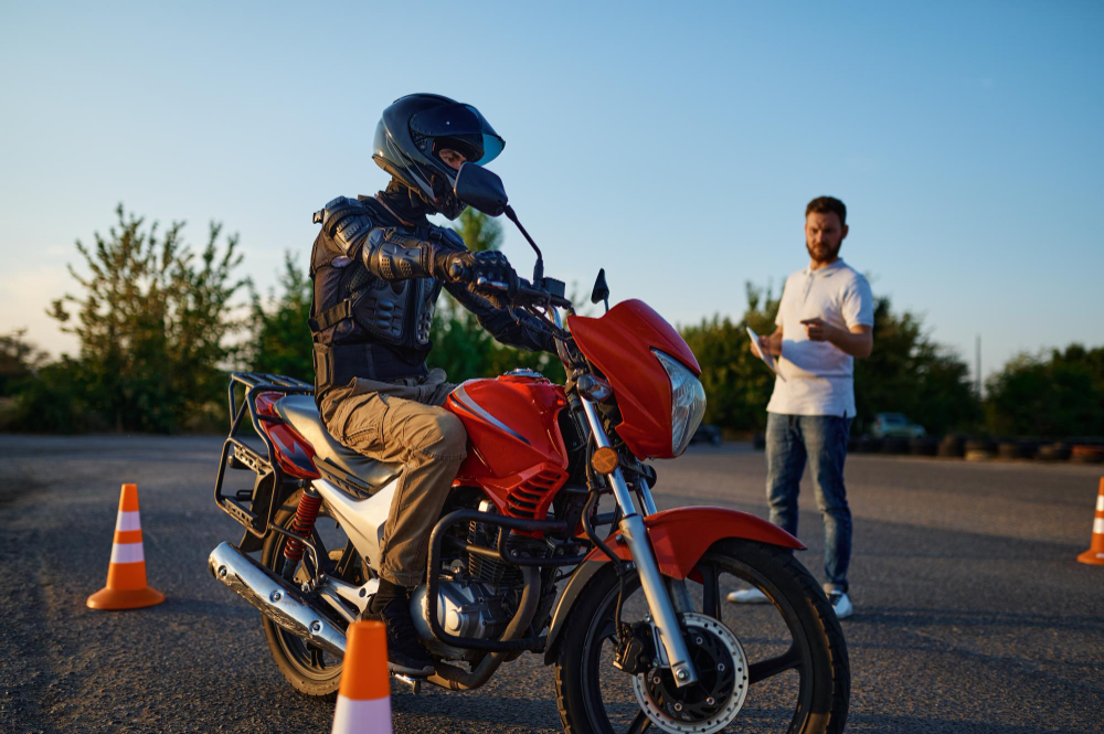 Un jeune homme entrain d'apprendre à conduire une moto dans une école de conduite.