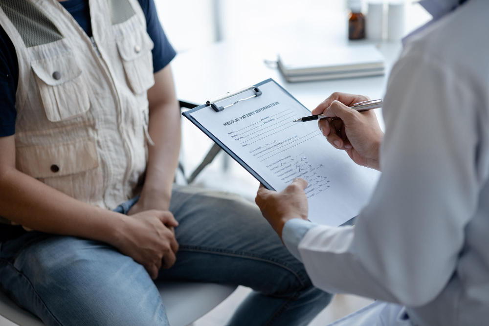 Médecin remplissant un questionnaire médical avec son patient.