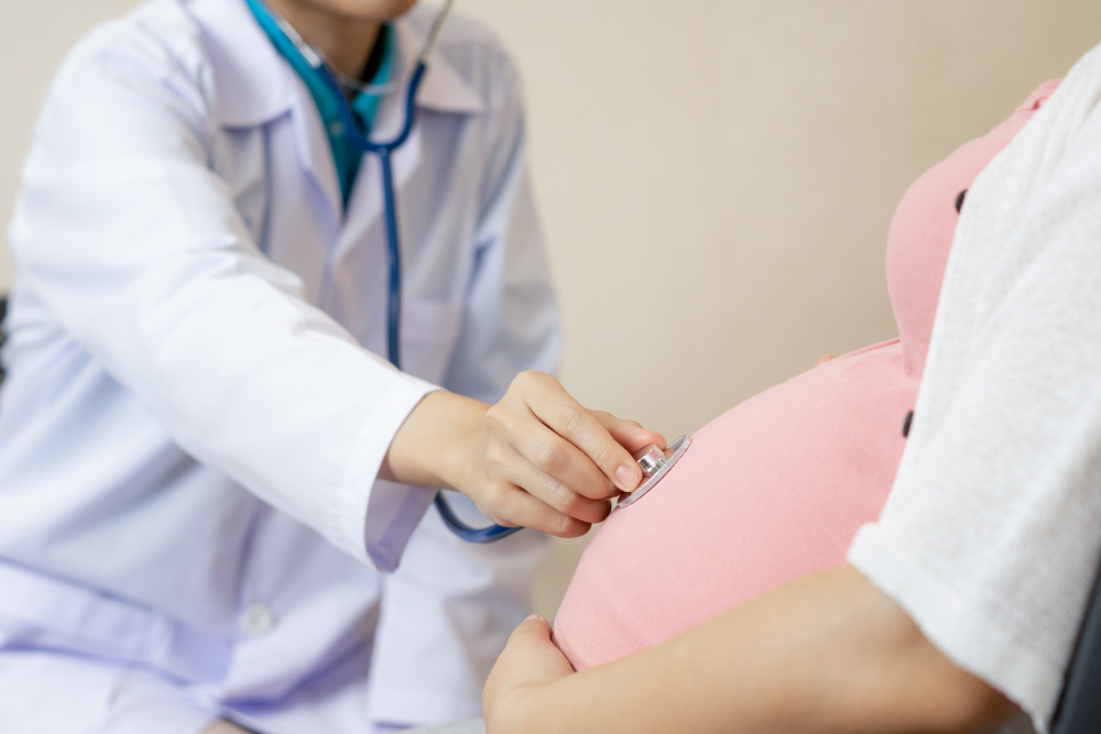 Femme enceinte en consultation chez un médecin gynécologue à l'hôpital.