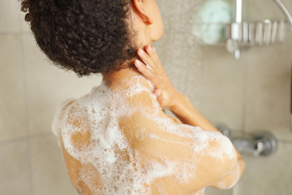 Femme prenant une douche.