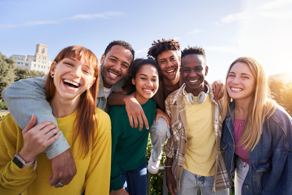 Groupe de jeunes avec mixité culturelle.