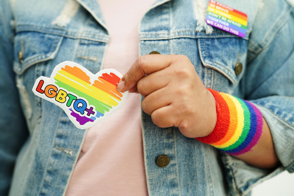 femme avec drapeau arc-en-ciel symbole LGBT droits et égalité des sexes;