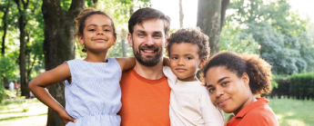 Famille passant du temps ensemble à l’extérieur dans le parc.